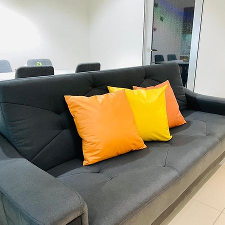 Palazio Mount Austin 2Br Studio Pool View With Tv Box-3 Plus 1 Pax C2-07 Τζόχορ Μπάχρου Εξωτερικό φωτογραφία