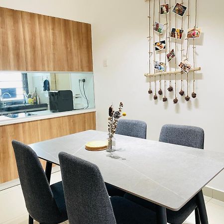 Palazio Mount Austin 2Br Studio Pool View With Tv Box-3 Plus 1 Pax C2-07 Τζόχορ Μπάχρου Εξωτερικό φωτογραφία