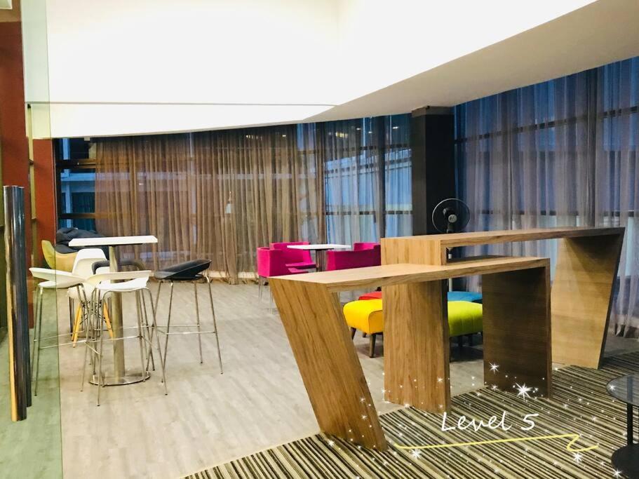 Palazio Mount Austin 2Br Studio Pool View With Tv Box-3 Plus 1 Pax C2-07 Τζόχορ Μπάχρου Εξωτερικό φωτογραφία