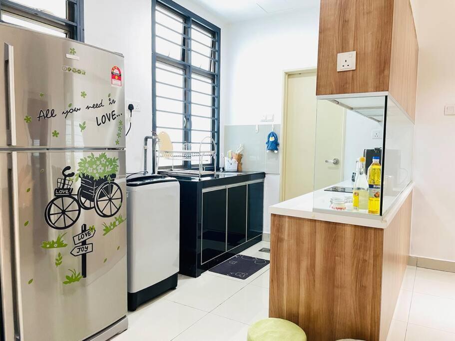Palazio Mount Austin 2Br Studio Pool View With Tv Box-3 Plus 1 Pax C2-07 Τζόχορ Μπάχρου Εξωτερικό φωτογραφία